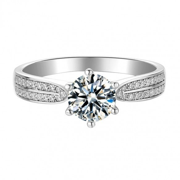 Fashionable Platinum Plated 0.5 Ct/1.0 Ct Moissanite /High Carbon Diamond S925 Silver Engagement Ring for Women