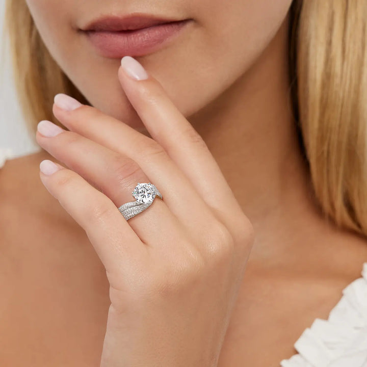 3CT, 5CT classic engagement rings with Moissanite on hand