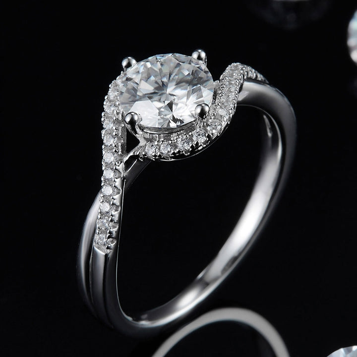 Side view of classic 1 carats moissanite ring