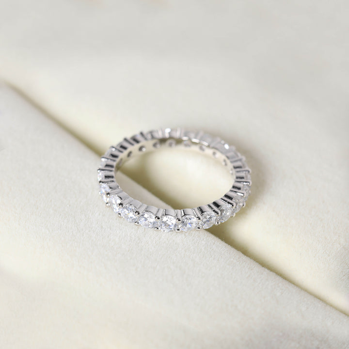  silver band ring with moissanite dazzling